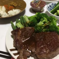 Snapdishの料理写真:厚切りステーキとカレーライス。|negion36さん