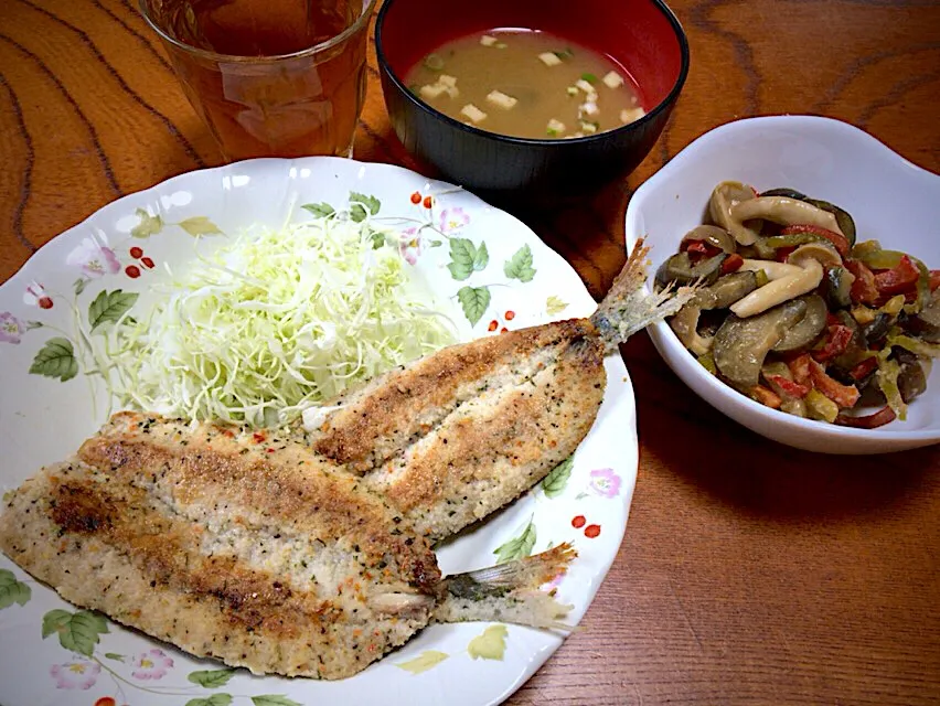 実家にての今日の男飯(｡-_-｡)鰯のムニエル&夏野菜の甘辛味噌炒め🎶|ひーちゃんさん