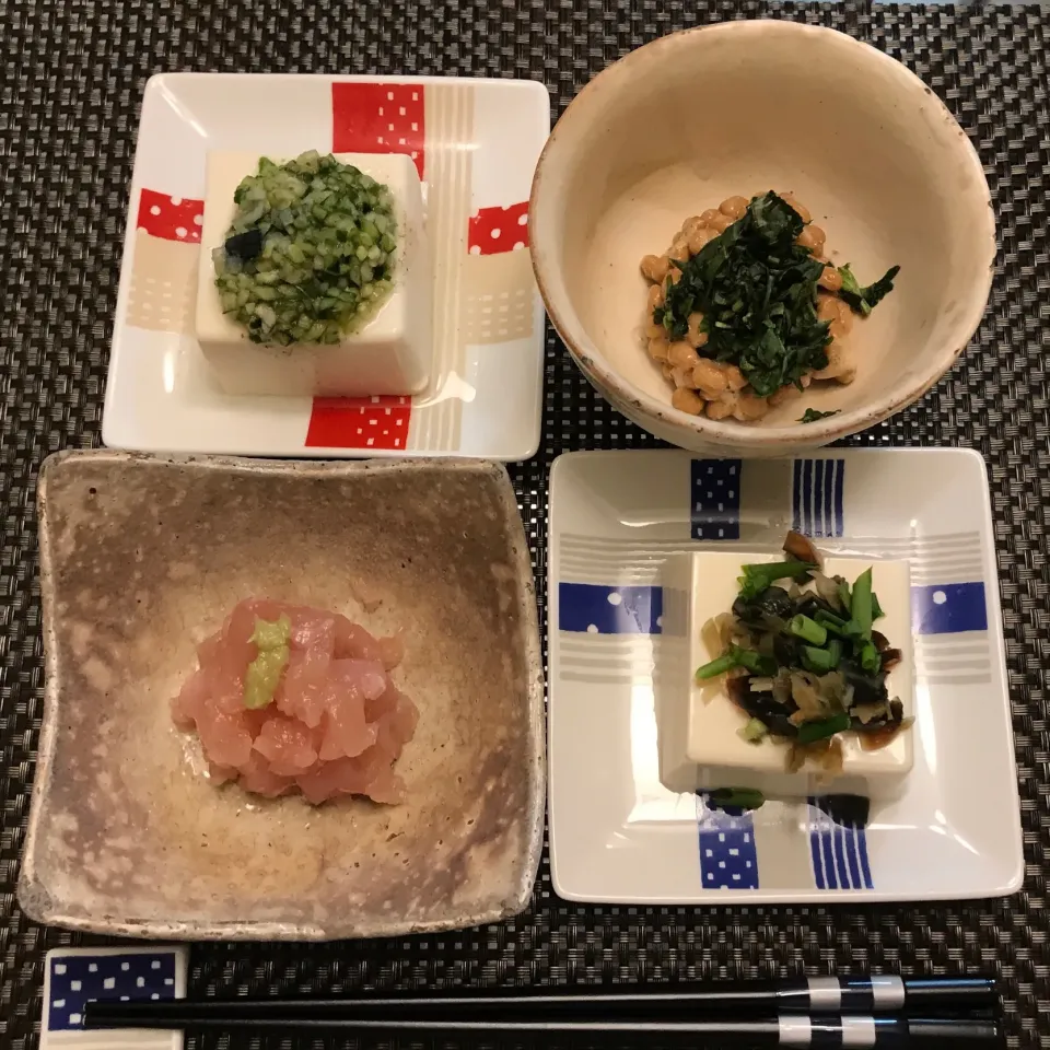 けふの夕餉🍀山形ダシ掛けた冷奴、皮蛋と搾菜刻んでごま油掛けた冷奴、鶏ササミ昆布締めの刺身、刻みバジル納豆で聖水浴びます。 とりあえず、糖質は限りなく減らしたつもりどす⭕️|にゃあ（芸名）さん