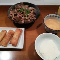 Snapdishの料理写真:春巻き
豚肉とコンニャクの炒め物
お味噌汁|marさん