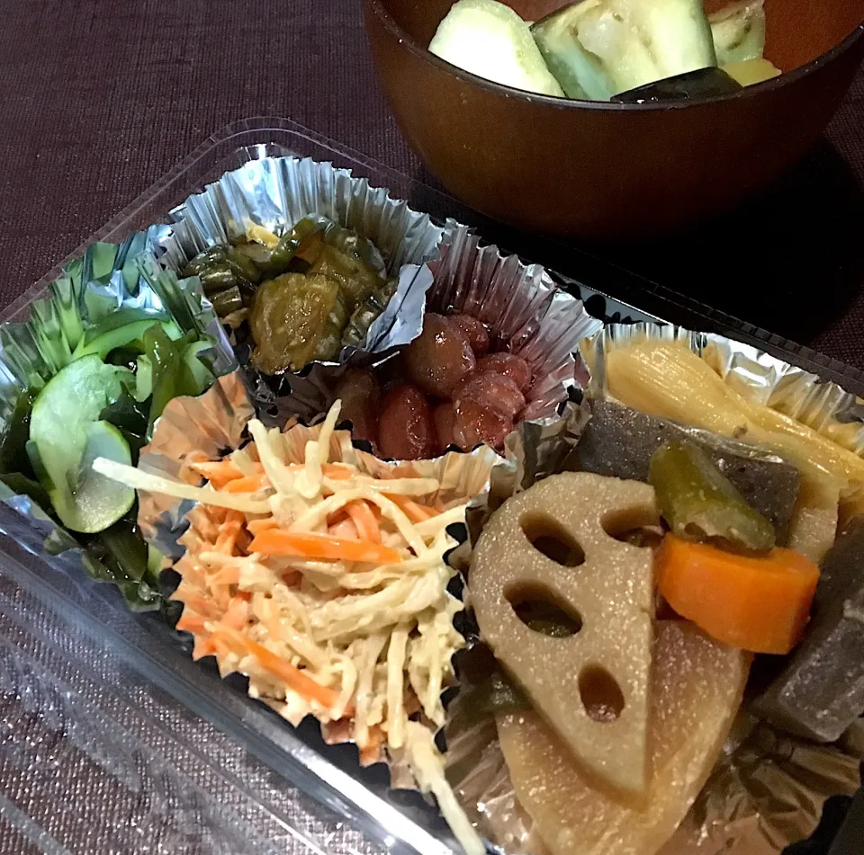 Snapdishの料理写真:本日の賄い  晩ごはん⭐️🔆🔆 食べる間なくてフードパック。 お昼とまったく同じおかず。ビビる。|ぽんたさん