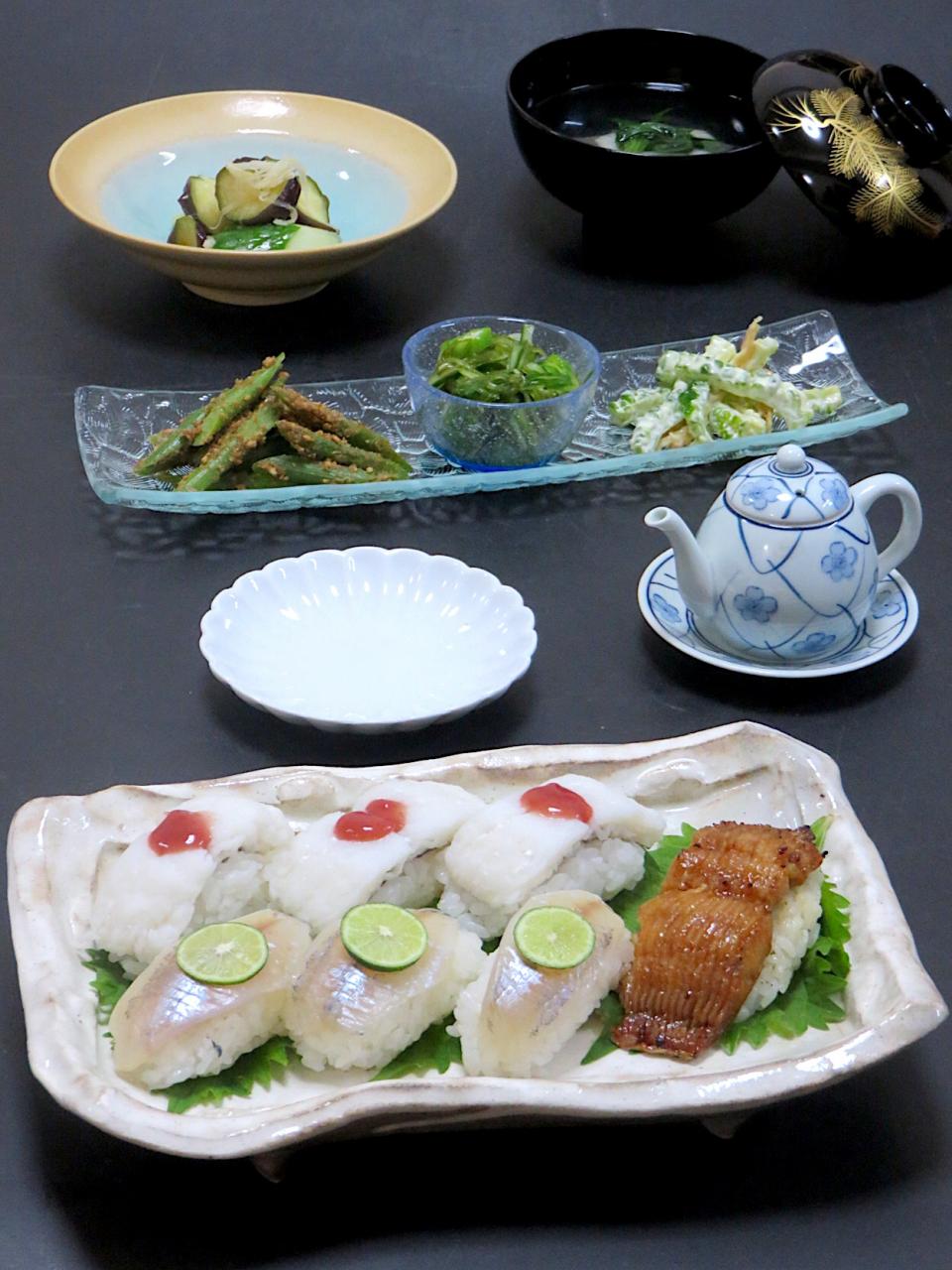 今晩は にぎり寿司 鱧湯引き 梅肉 鱧照り焼き イボダイ酢 明日葉茎の胡麻和え オクラと胡瓜のめかぶ和え ゴーヤのイカ和え 茄子と胡瓜の浅漬け 鱧吸い物 紅花リーフ Akazawa3 Snapdish スナップディッシュ Id De41ga