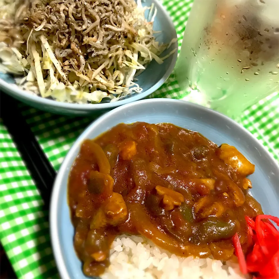 #台風 到来につき… #ありあわせ  #カレー と #キャベツ の千切り #じゃこ まぶし|こなちゅんさん