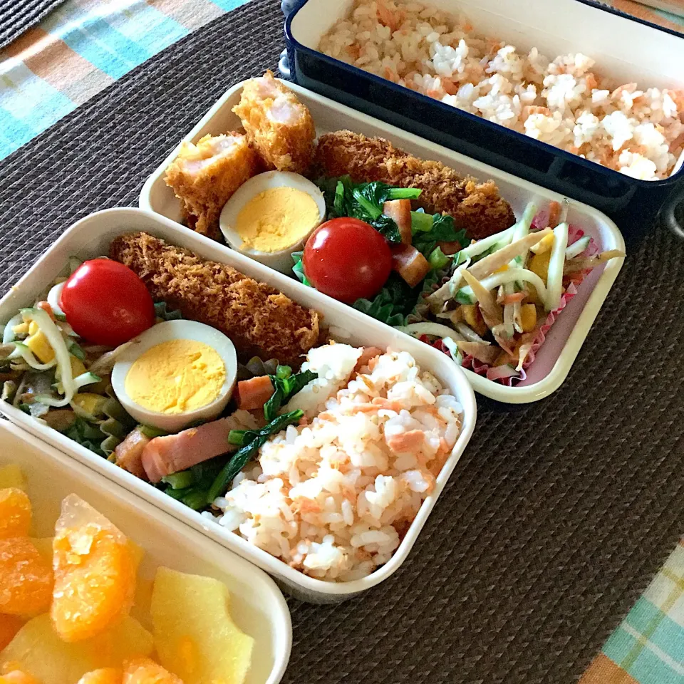 娘たちの夏休み弁当〜！
鮭ご飯、海老カツ、ゴボウサラダなど|yukoさん