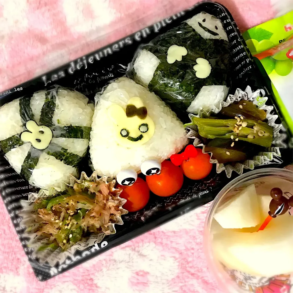 Snapdishの料理写真:【あいつが塩とは限らない】弁当〜塩昆布おにぎり・明太子おにぎり・塩おにぎり・やみつきピーマン・ナス&ししとう&オクラの煮浸し〜  #お弁当  #おにぎり弁当  #おにぎり  #キャラ弁|華恋さん