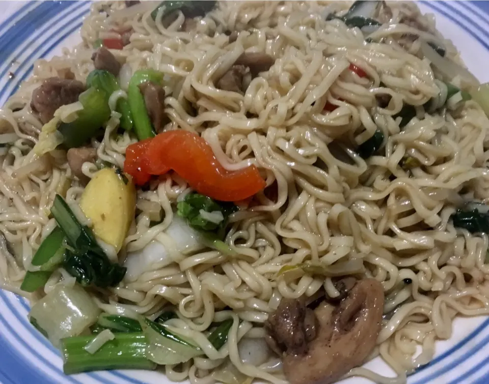 Fideos ramen saltados con pollo marinado en canela china y sillao|justo romeroさん