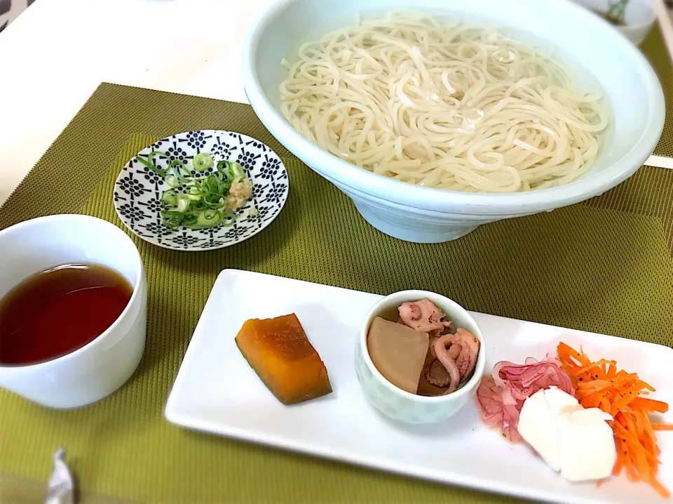 Snapdishの料理写真:冷たい五島うどん。作り置きは、かぼちゃの煮物、イカ大根、キャロットラペ、紫玉ねぎのマリネ。|yukiさん