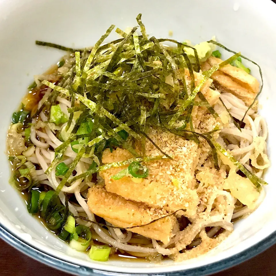 けふの昼餉😭冷やしたぬき蕎麦（大阪呼称）を頼んだは良いが…蕎麦は及第点なのに、ダシが甘すぎでホップステップ玉砕😭このお店、次は絶対無い😭|にゃあ（芸名）さん