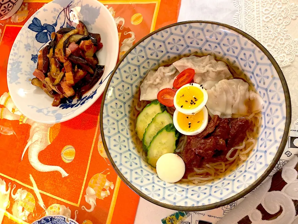 今夜は、又々冷麺。先日作って冷凍にしてた餃子も入れてます🥟中々イケてる🤗 #晩御飯  #おうちごはん  #冷麺  #水餃子  #焼肉|Yukie  Toriseさん