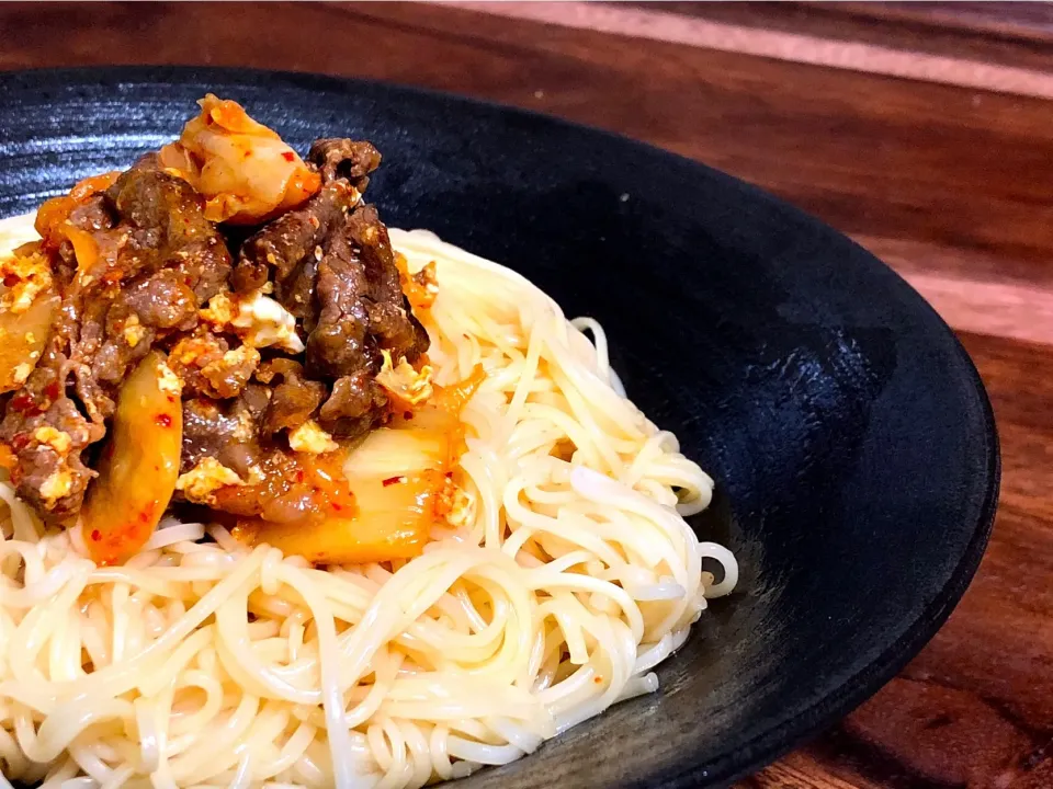 wataさんの料理 豚の冷しゃぶ&キムチのさっぱり素麺のタレで 牛肉とキムチのピリ辛素麺|wataさん