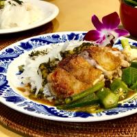 カリカリチキンとグリーン野菜のインドカレー