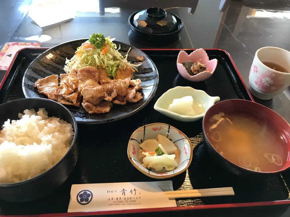 Snapdishの料理写真:豚生姜焼き定食|手品先輩さん