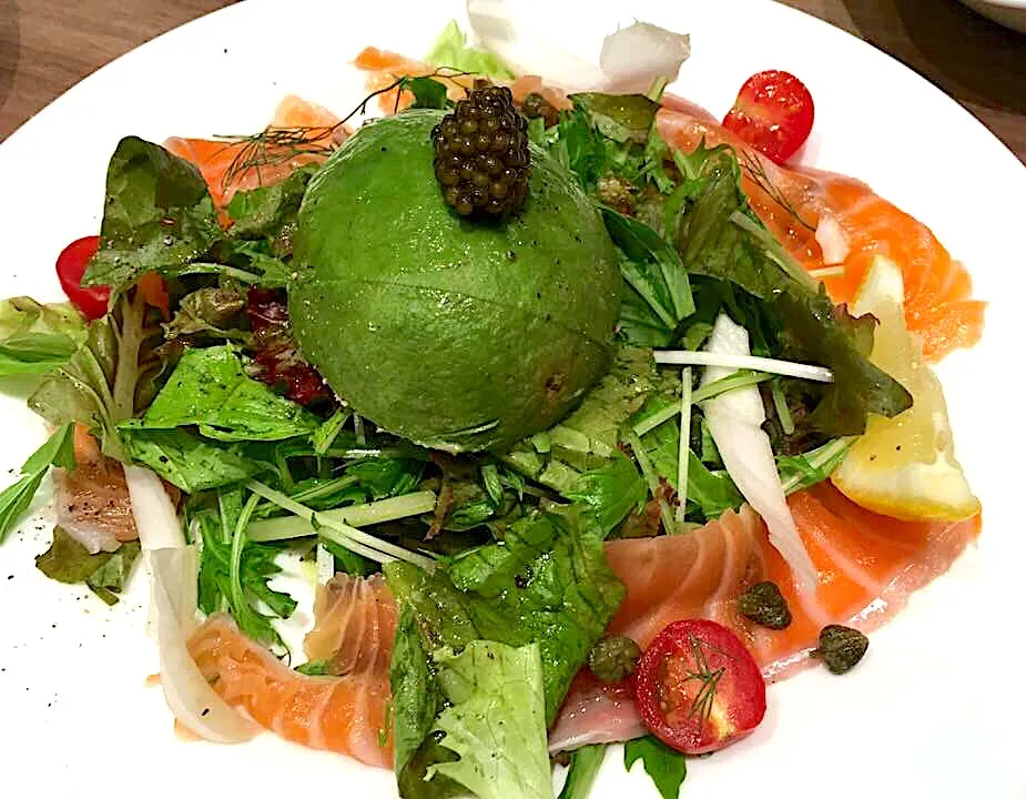 サーモンマリネとアボカドのサラダ🥗🥑|ゆうじ.さん