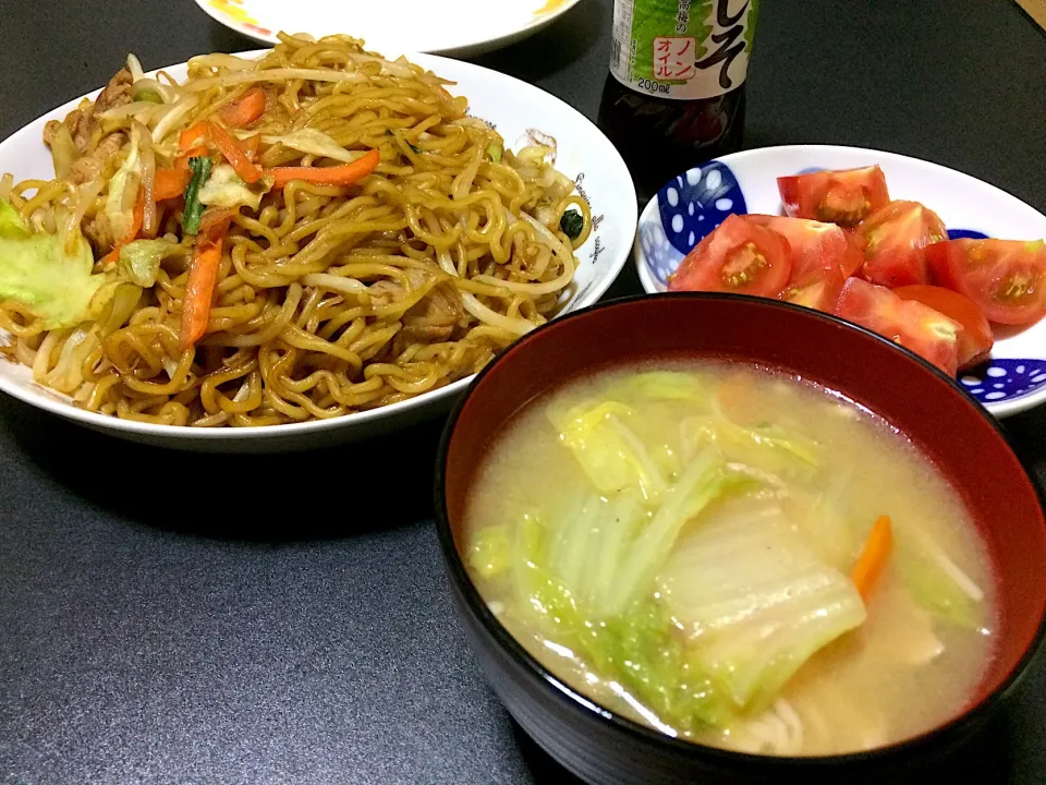 焼きそば&豚汁風味噌汁&トマト|Shintarou  Nishimuraさん