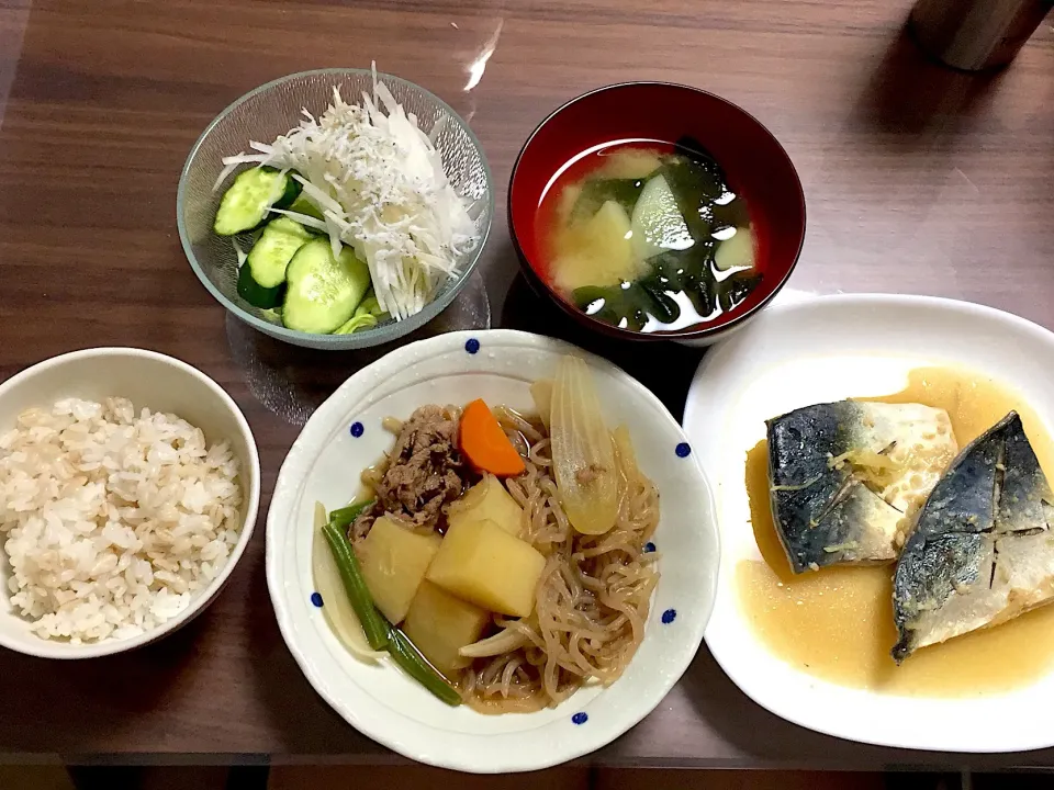 肉じゃが 鯖の味噌煮 じゃがいもとワカメの味噌汁 大根とじゃこのサラダ|おさむん17さん