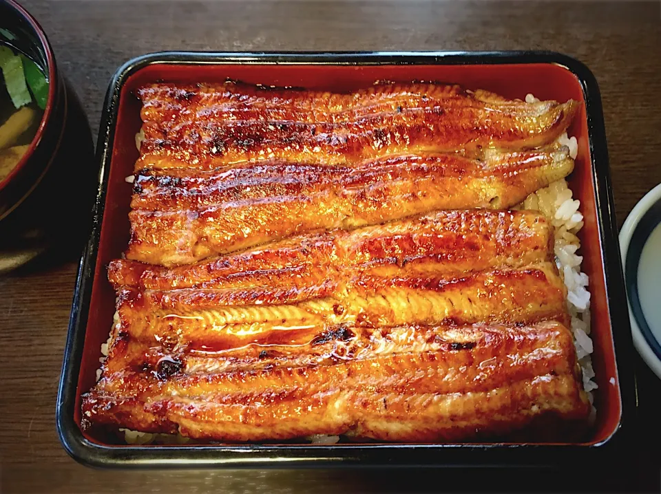 鰻重 ：天然 青鰻。岡山県児島湾産。                      ご飯、土鍋炊きの硬め。                                        タレ、辛め少なめ。                                     備長炭じっくり。|酒肴菜 kun                          自 2018.5.1さん