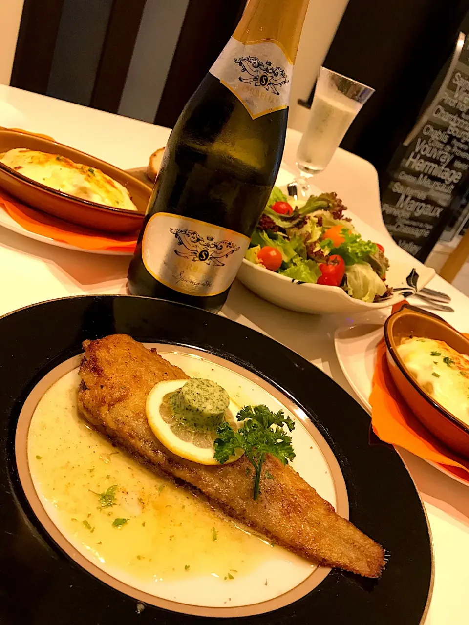 舌平目のムニエル🐟ポテトグラタンとサラダ🥔🥗
泡で🥂➰🎵🎶😁|ナムナムさん