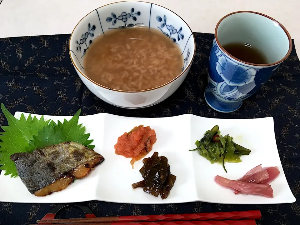 茶がゆでさっぱり朝ごはん。      鰆味醂干し   自家製昆布の佃煮    昆布明太子  野沢菜昆布   自家製のミョウガ漬け|ushigaeu*gonekoさん