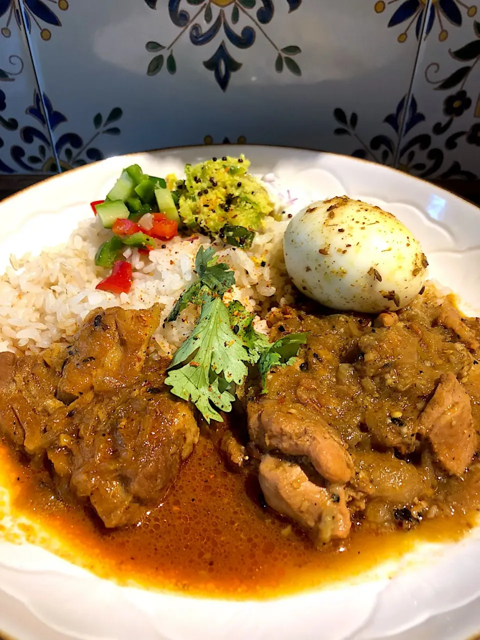 2種類のあいがけ(黒酢のポークビンダルー&焼きなすとチキンカレー)＋タマゴのアーチャル|tadaroさん