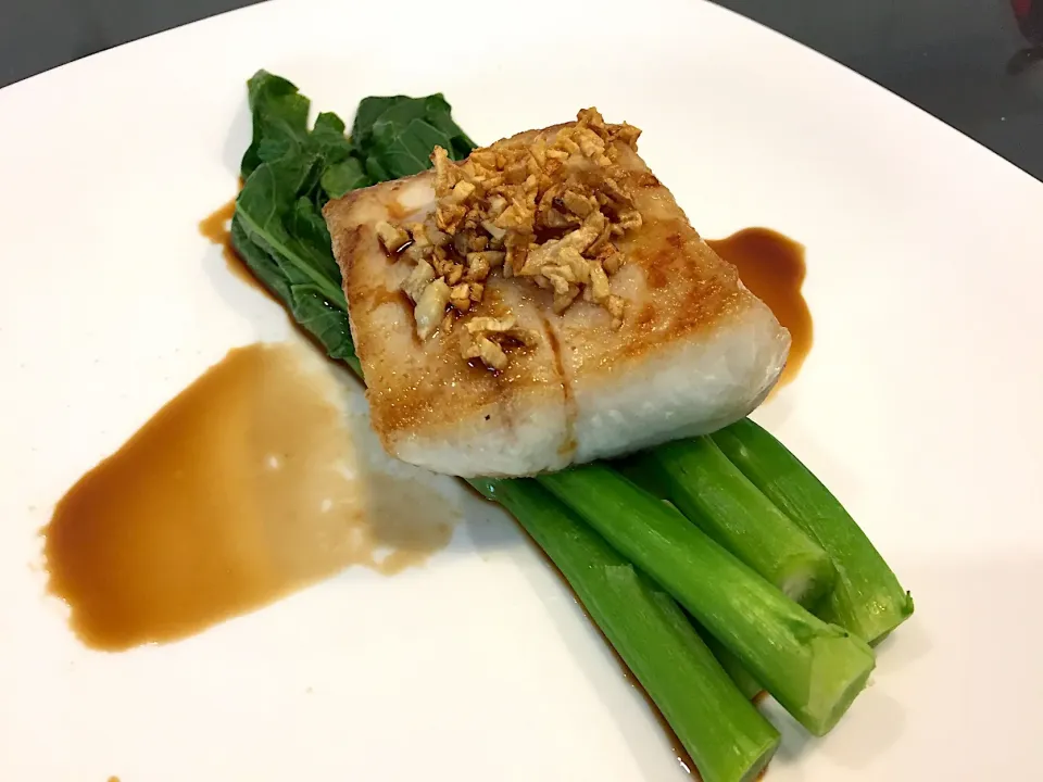 Grilled mackerel fillet with bok choy, crispy garlic and Mirin soy sauce|Darren Loさん