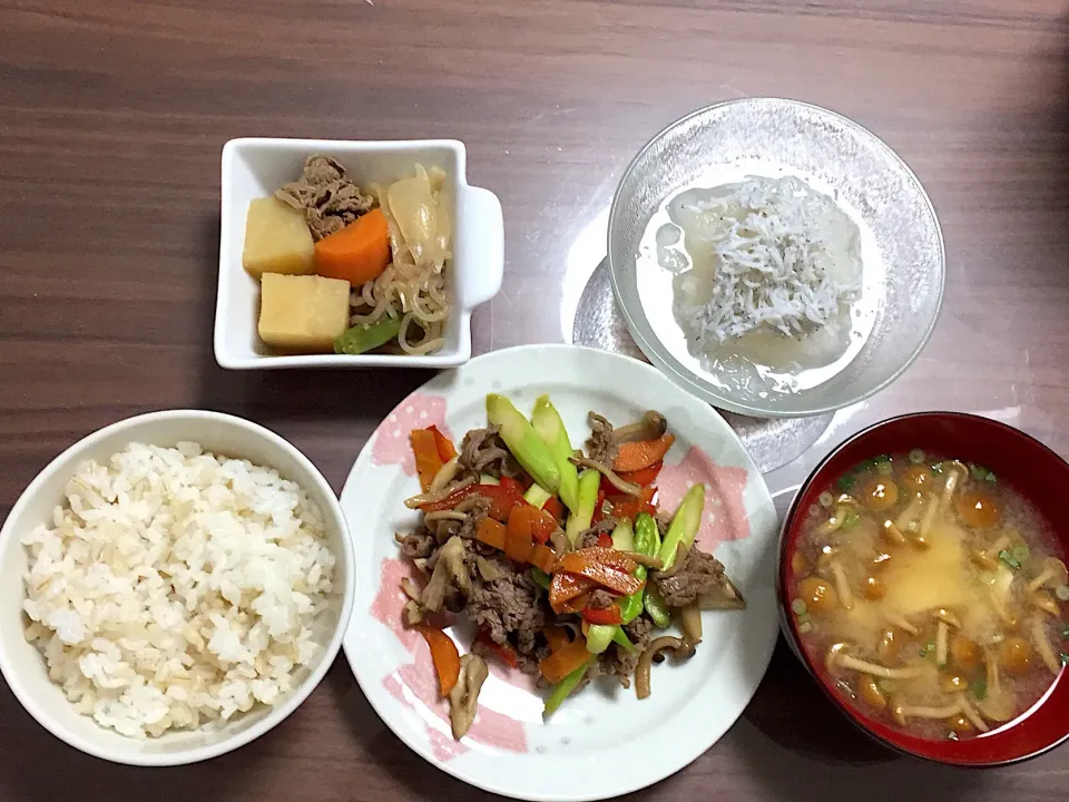 Snapdishの料理写真:アスパラと牛肉の中華炒め なめこと豆腐の味噌汁 大根おろしとしらすの酢の物 肉じゃが|おさむん17さん