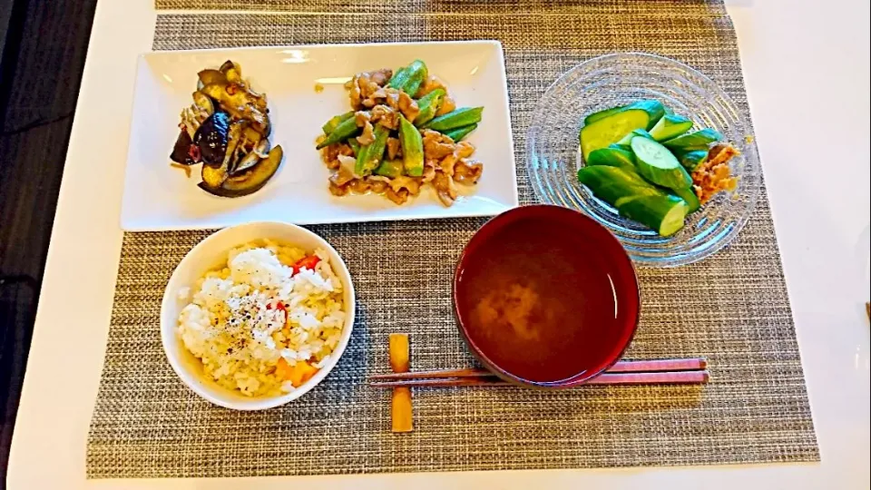 今日の夕食 なすとじゃこのピリ辛煮、オクラと豚肉のポン酢炒め、ミニトマトの炊き込みご飯、味噌汁|pinknari🐰🌈さん