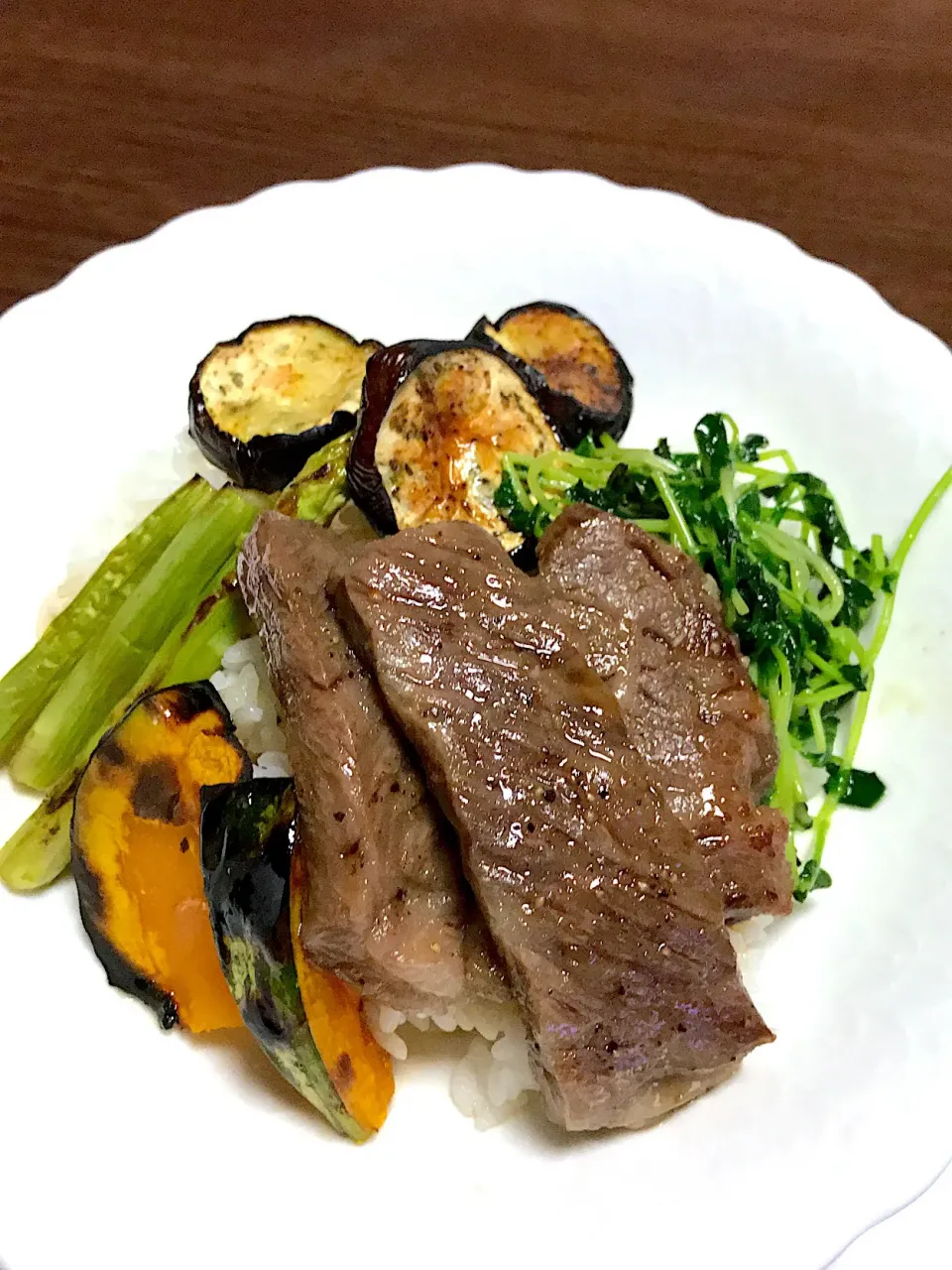 グリル野菜とザブトンステーキ丼|sakiさん