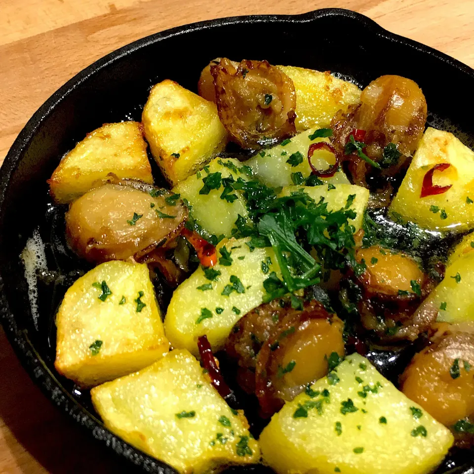 Snapdishの料理写真:ホタテ燻製缶詰とポテトのオーブン焼き🐚🥔|べべべさん