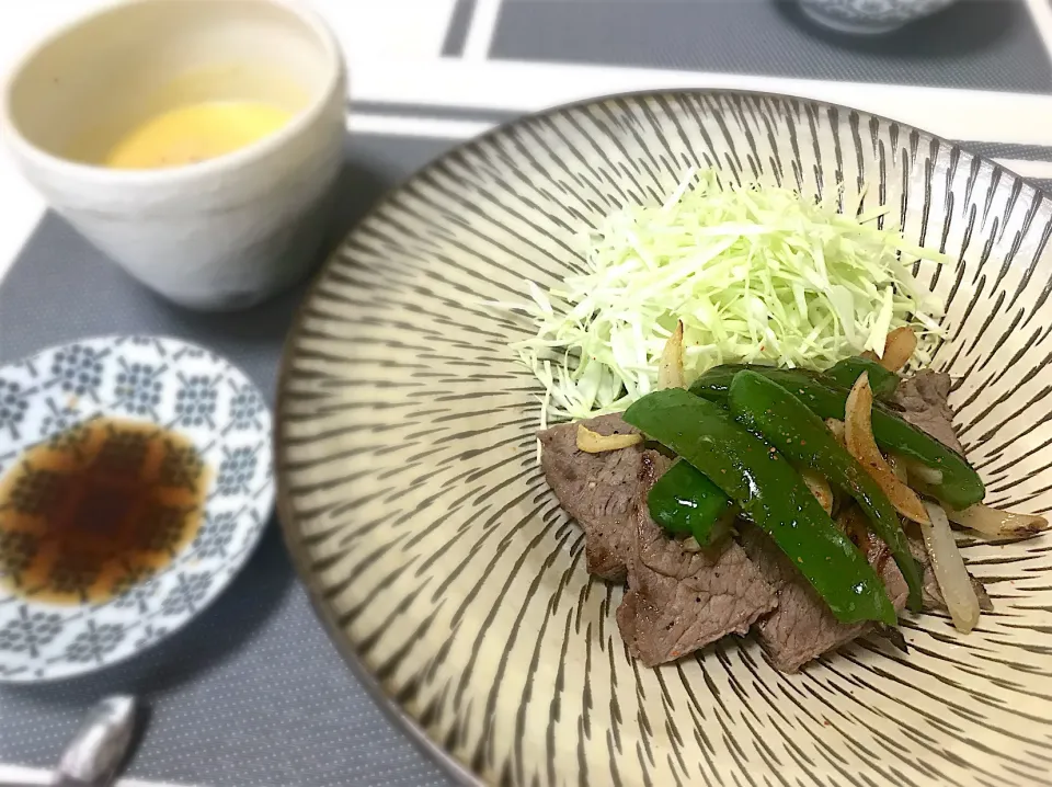 今日もお肉〜♪塩胡椒してニンニクの香りが立ったオイルで焼いたら安いお肉も美味しい。|yukiさん