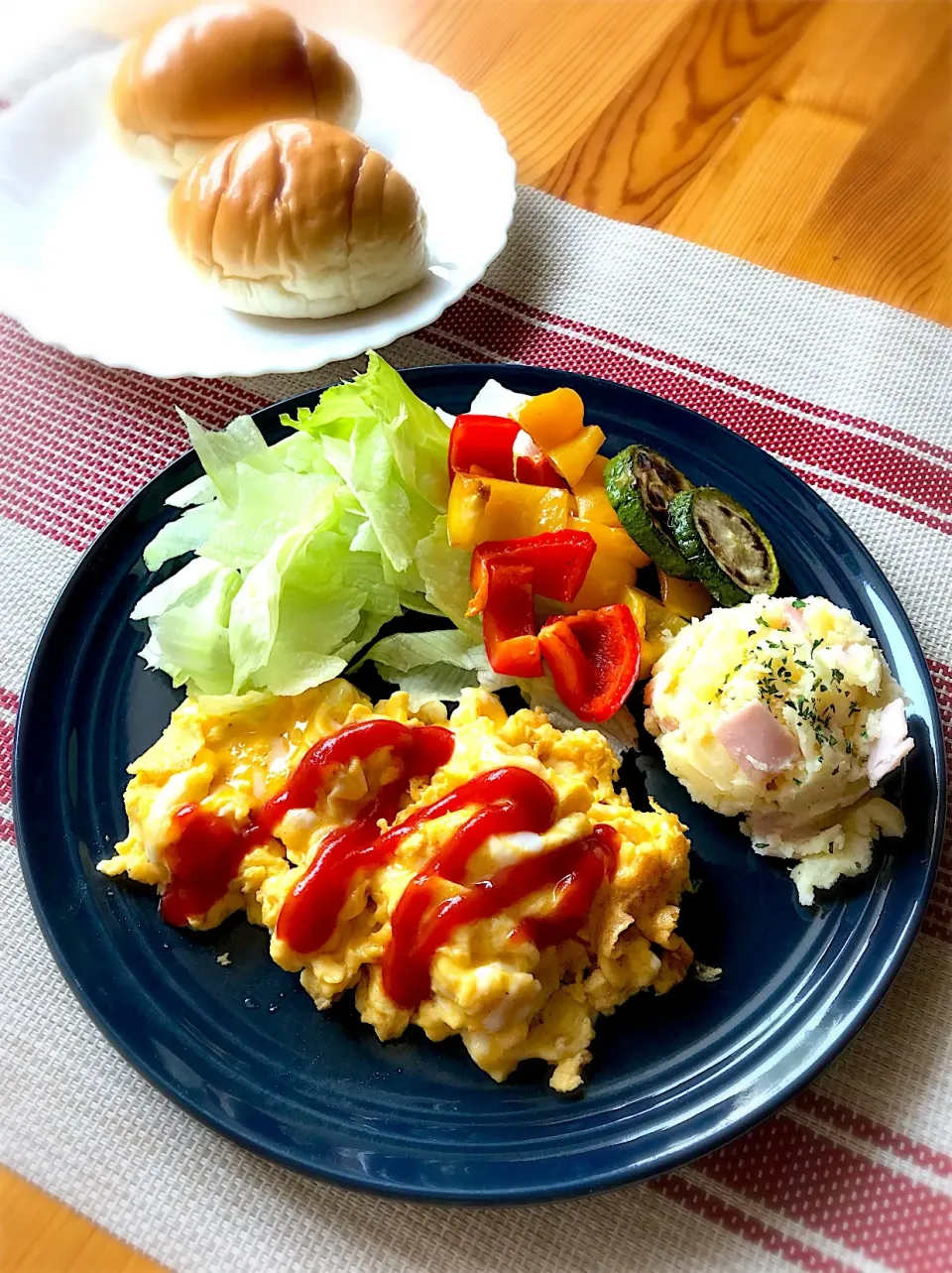 【朝ごはん】スクランブルエッグ、ポテトサラダ、焼き野菜&レタス、たまごロール|sayaさん