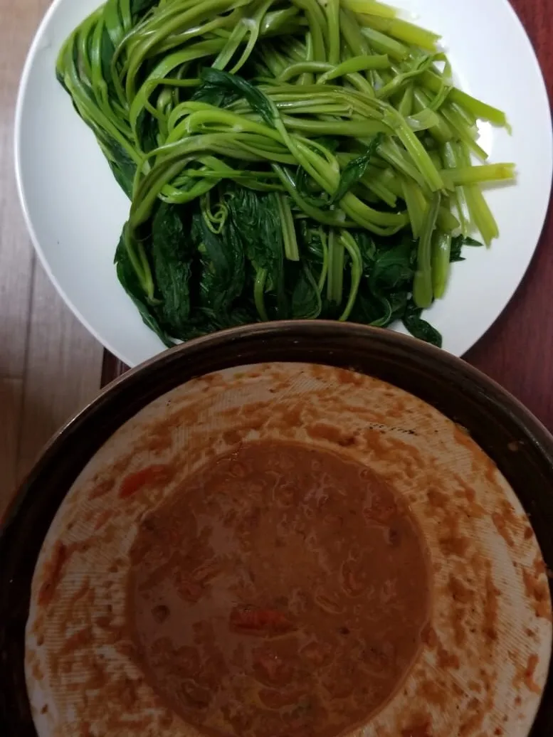 Snapdishの料理写真:Boil spinach with spicy tomato sous|chendra prasetioさん