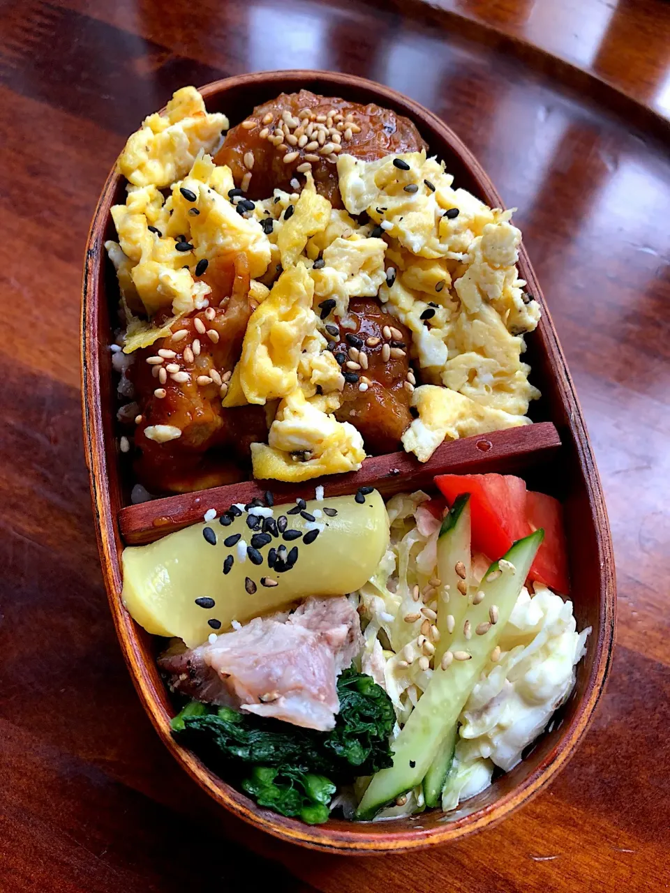 本日もお弁当🍱肉団子（セゾンファクトリーのトマトケチャップ使用）🍖そぼろ卵🥚手作りハム🥩ほうれん草🌲キャベツサラダセゾンファクトリーの柚子フレンチドレッシング使用）🥗 #お弁当  #わっぱ弁当  #肉団子 #そぼろ卵 #卵 #手作りハム #ハム  #ほうれん草  #キャベツサラダ  #プチトマト🍅  #セゾンファクトリ|Yukie  Toriseさん