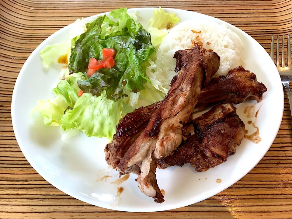 信州ポークのハニーＢＢＱスペアリブ
Local pork spareribs with honey BBQ source
竜王スキーパーク ソラテラスカフェ|@mamikutoiさん