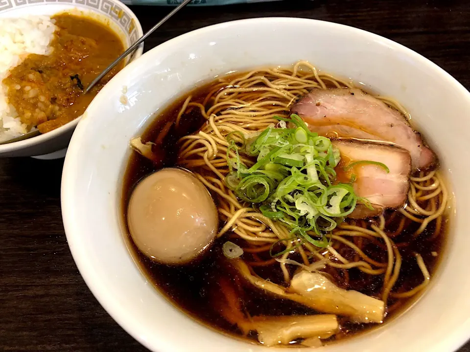 醤油ラーメン 味玉 インドのチキンカレー|tadaroさん