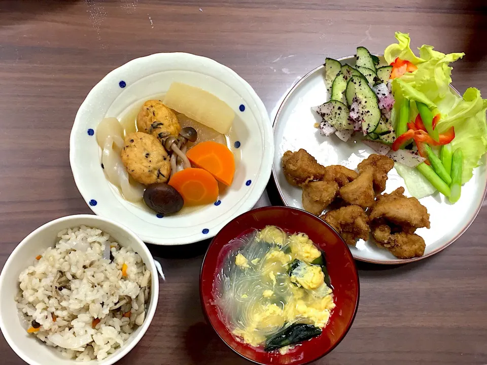 鶏の唐揚げ  きゅうりと大根のゆかり和え 煮物 かき玉とわかめの春雨スープ きのこの炊き込みご飯|おさむん17さん