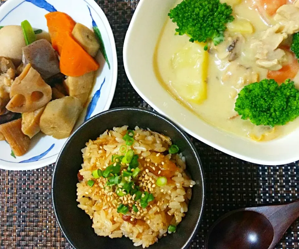 Snapdishの料理写真:博多がめ煮、かしわご飯、クリームシチューという組合せ（笑）
 #博多がめ煮 #筑前煮 #かしわご飯 #鶏ゴボウ飯 #鶏とホタテのクリームシチュー #博多飯 #男子の献立|kossyossさん