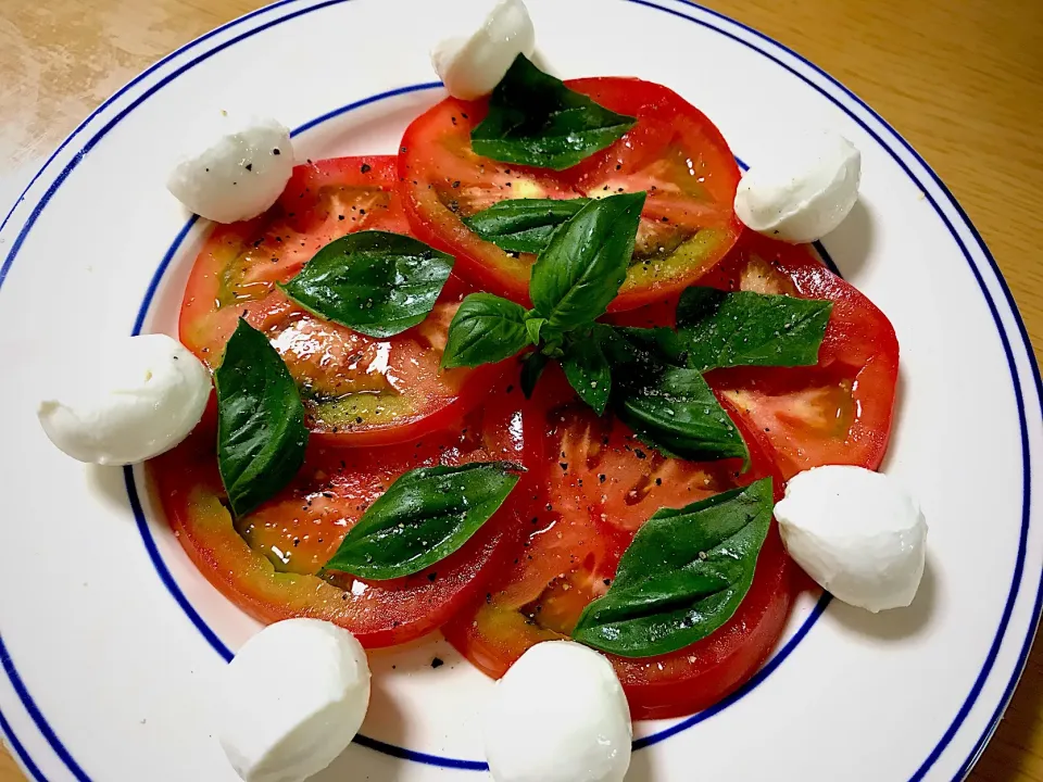 完熟トマトのカプレーゼ🍅|りき🤤さん