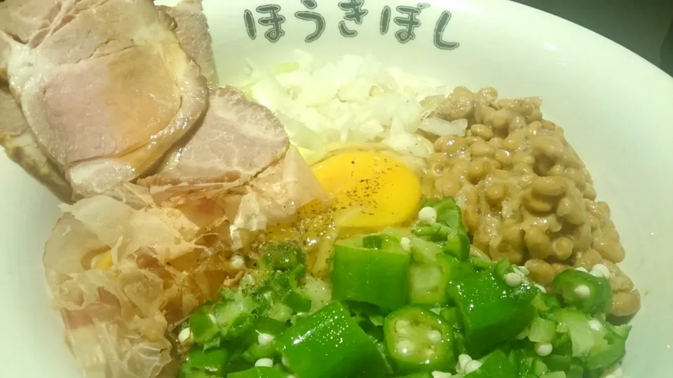 自家製麺 ほうきぼし 赤羽駅前店 の おくら納豆まぜ麺(700円、あつもり)＋チャーシュー(100円)＠赤羽 18122|大脇さん