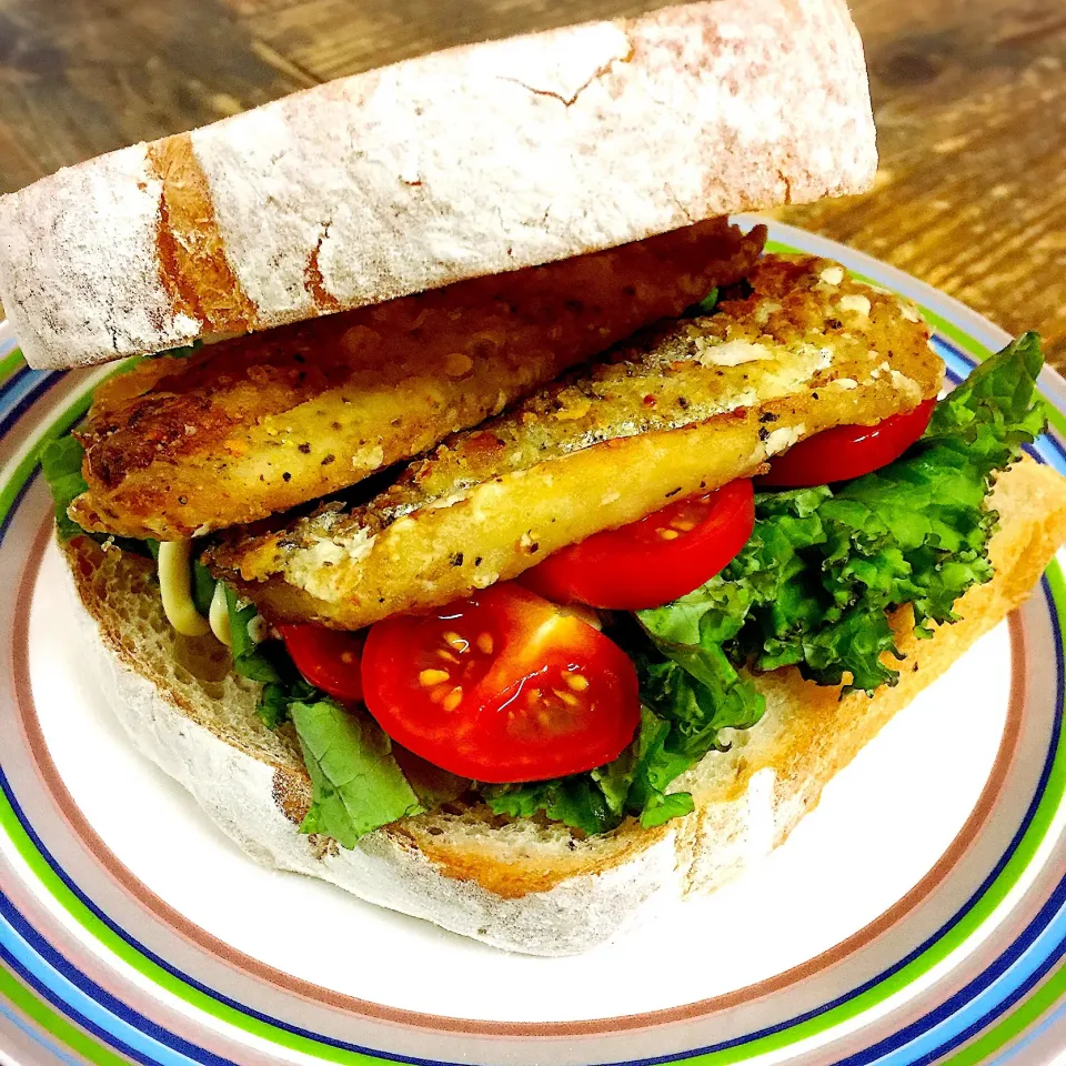 Snapdishの料理写真:アジの唐揚げカレー風味でサンド🥪|アッツさん