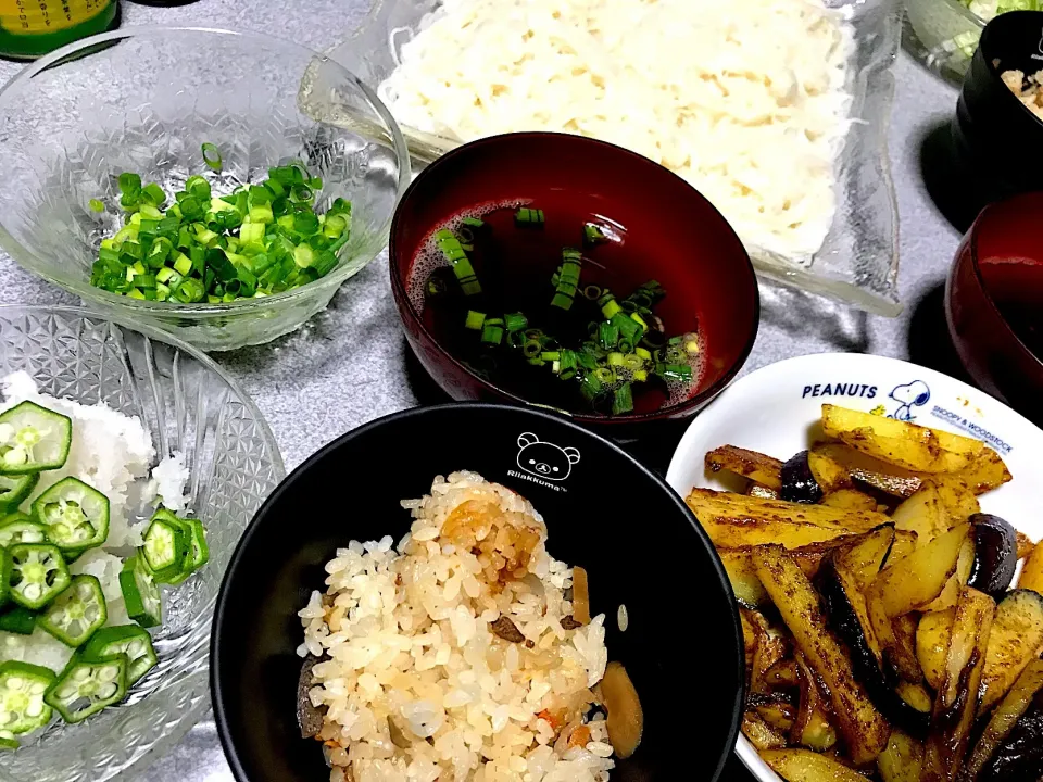 高級そうめん、もち麦飯炊込み五目御飯、茄子じゃが鶏がらカレー味(もんじ焼き風味)、オクラ大根おろし、ネギ|ms903さん