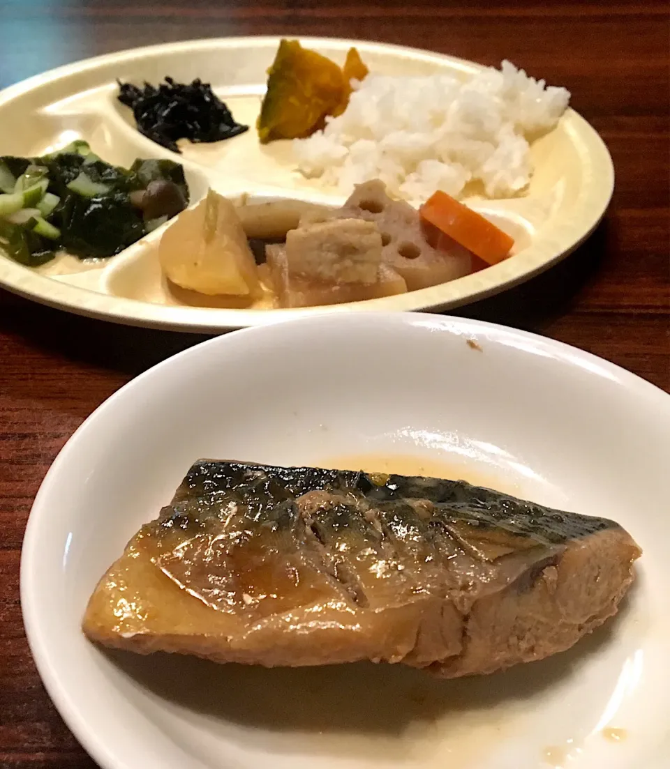 Snapdishの料理写真:本日の賄い  昼ごはん☀️☀️🔆 鯖の味噌煮など|ぽんたさん