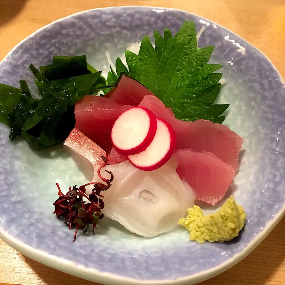 お刺身（バチマグロ、蛸、鯛）
on自然薯とろろ汁夜の定食|こいちさん