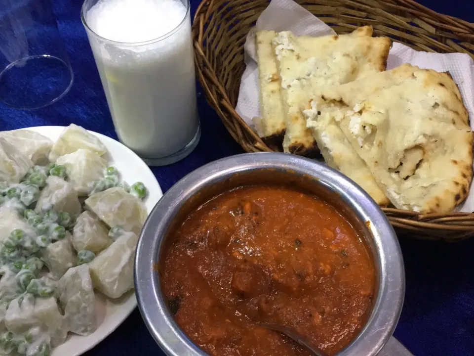 バターチキンカレーとチーズナン。ポテトサラダを付けて。|あじょさん