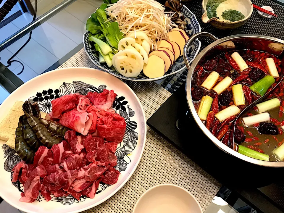 けふは、親族揃ったので火鍋で夕餉🍲人数揃ったら鍋が楽ですわ😄暑かろうが寒かろうが鍋は基本🤣|にゃあ（芸名）さん