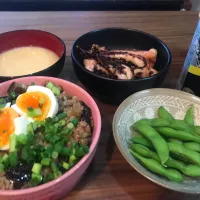 Snapdishの料理写真:#ナスそぼろ丼#枝豆#イカゲソ|gohankirokuさん