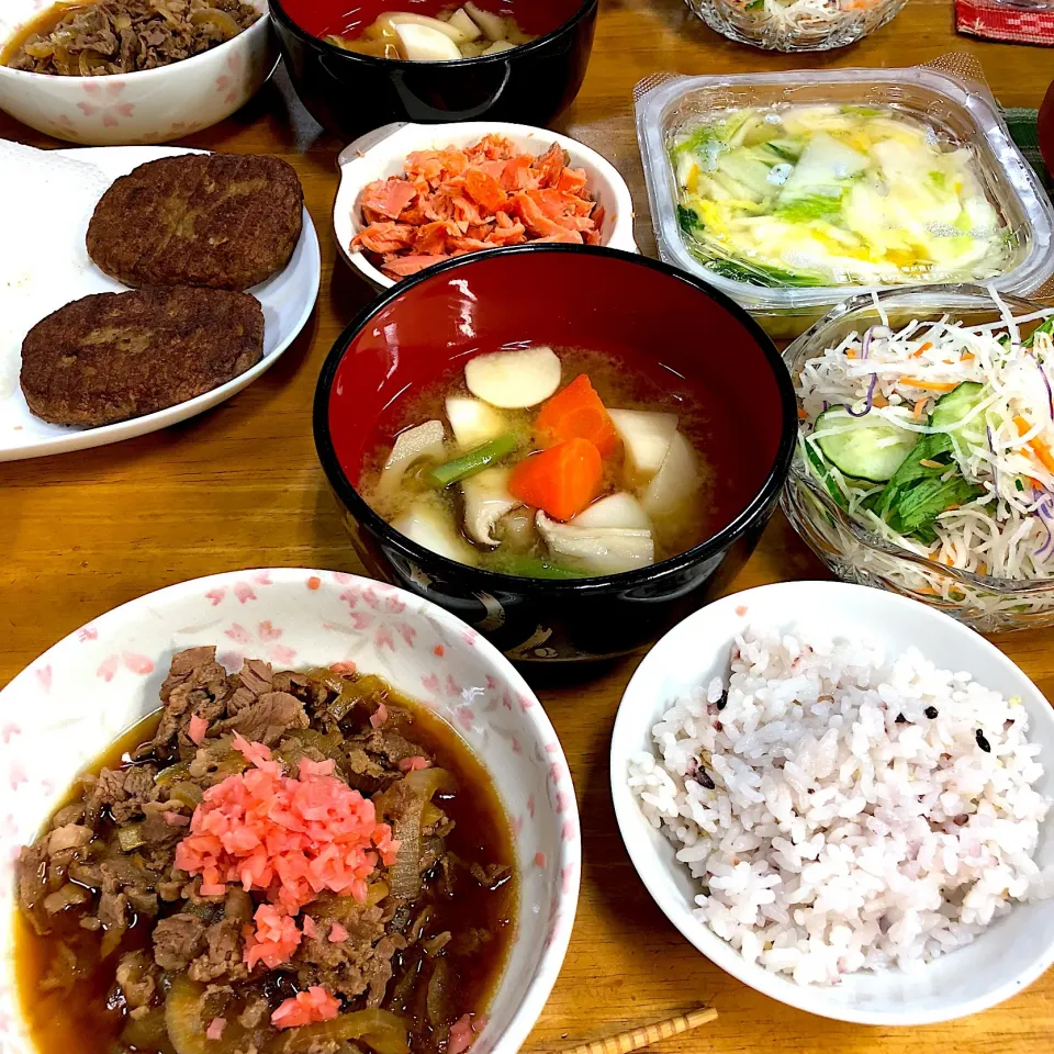 牛丼の具、焼き鮭、大根サラダ、和野菜のみそ汁、マルシンハンバーグ＼(^o^)／|すかラインさん