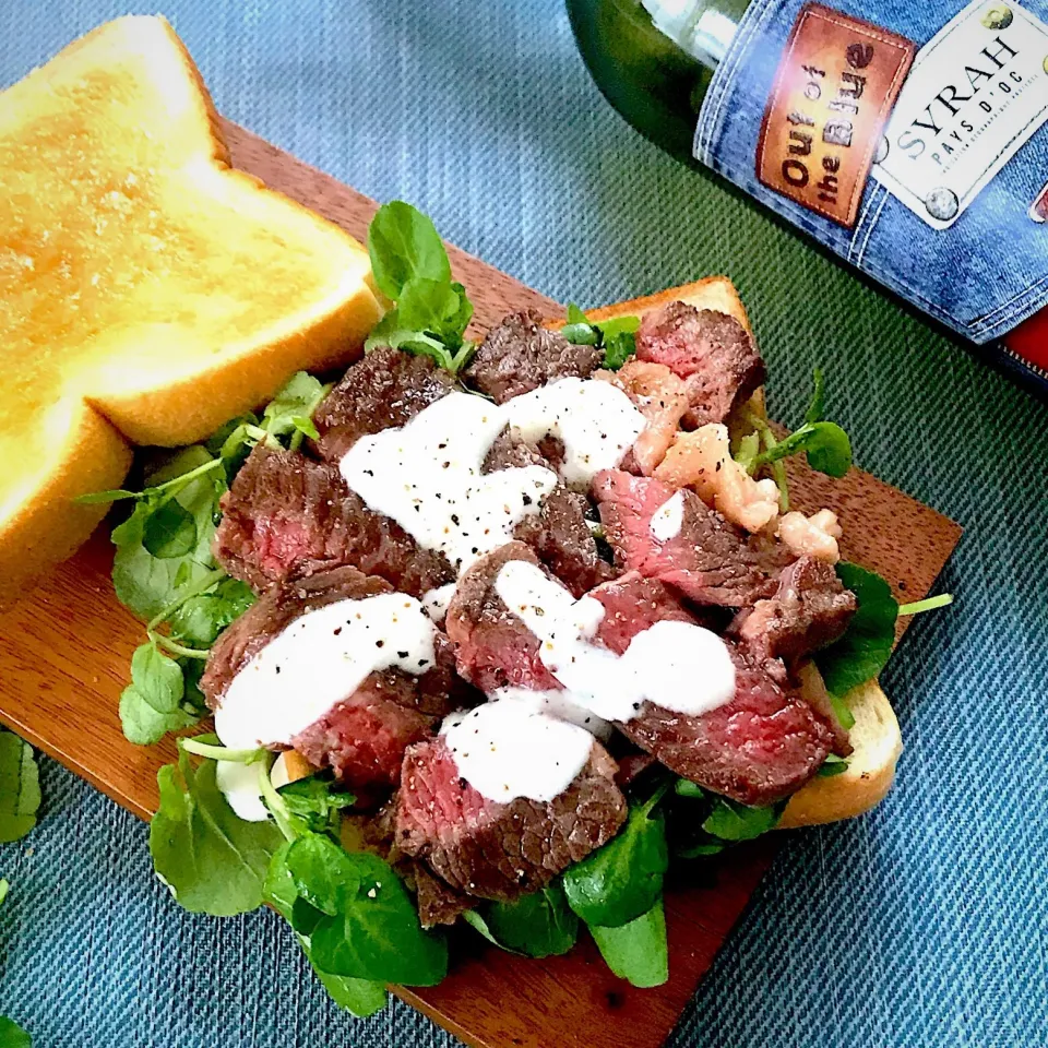 Snapdishの料理写真:クレソンもりもりステーキサンド🥪|mocoさん