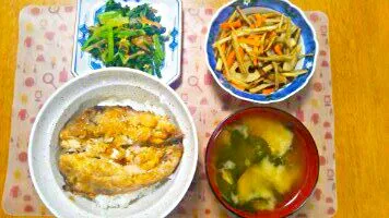 ７月２０日　鰯の蒲焼き　れんこん入りきんぴら　小松菜のおひたし　お味噌汁|いもこ。さん