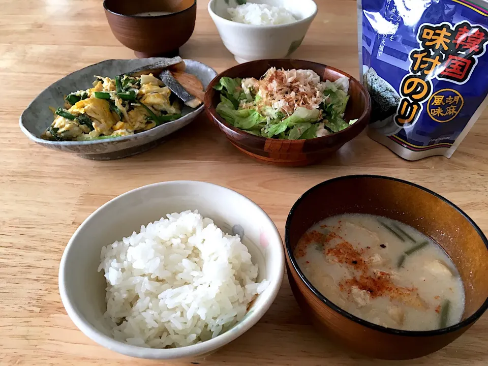 昨日の朝ごはん(´◡`๑) ご飯🍚 豆乳と甘酒のお味噌汁 ニラ玉 サラダ  韓国海苔|さくたえさん