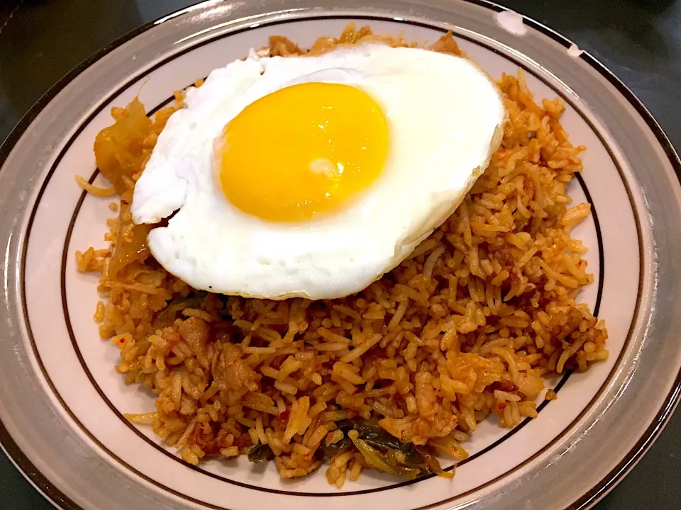 Kimchi fried rice with sunny side up egg|Darren Loさん